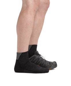 Darn Tough Men's Hiker Quarter Midweight Hiking Sock (1959)